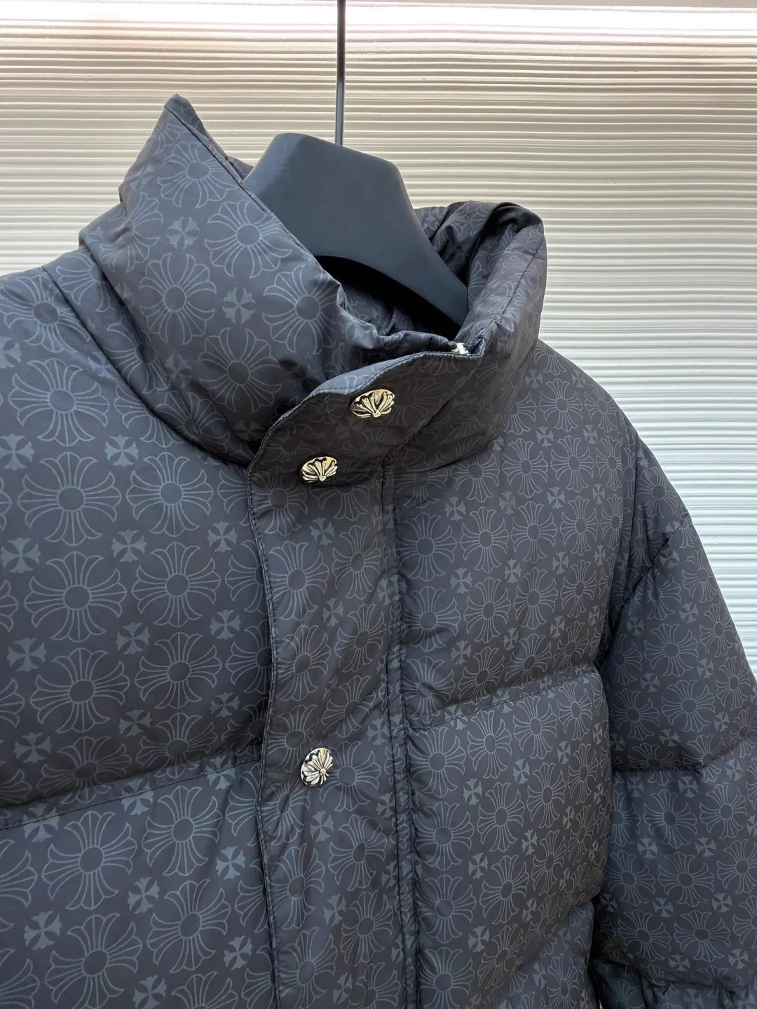 Chrome Hearts Dark Pattern Silver Buckle Down Jacket ●Item No.: 1680822-D60 ●Fabric: Nylon Fabric ●Technology: Handmade Tailoring ●Version: Fitted ●Weight: Approximately 915g ●Size: S-M-L-XL ●Description: Made of imported nylon printed dark pattern fabric, high neckline to prevent wind and cold, double-layer liner to prevent velvet, excellent warmth retention Counter-position tailoring, double placket zippers and snap buttons, hand-stitched genuine leather main label, every detail reveals low-key luxury! The top version, with an internal charge of about 380 grams, national standard 95 white goose down, fluffy and warm, feels good, and the upper body is not bloated and can be controlled at will. The version is restored, and all kinds of hardware accessories, cross zippers, are all customized and molded, oxidized and distressed! The overall wiring is straight and delicate, the fabric is comfortable and soft, and the color is consistent without color difference. It can be matched with the same style to create a fashionable look and control various occasions. Customized accessories, complete with three standards, same style for men and women!